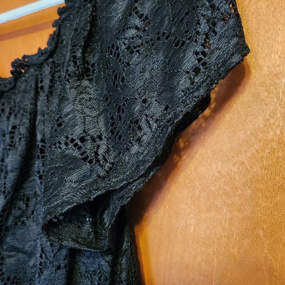 No Boundaries black lace top - Picture 5 of 12